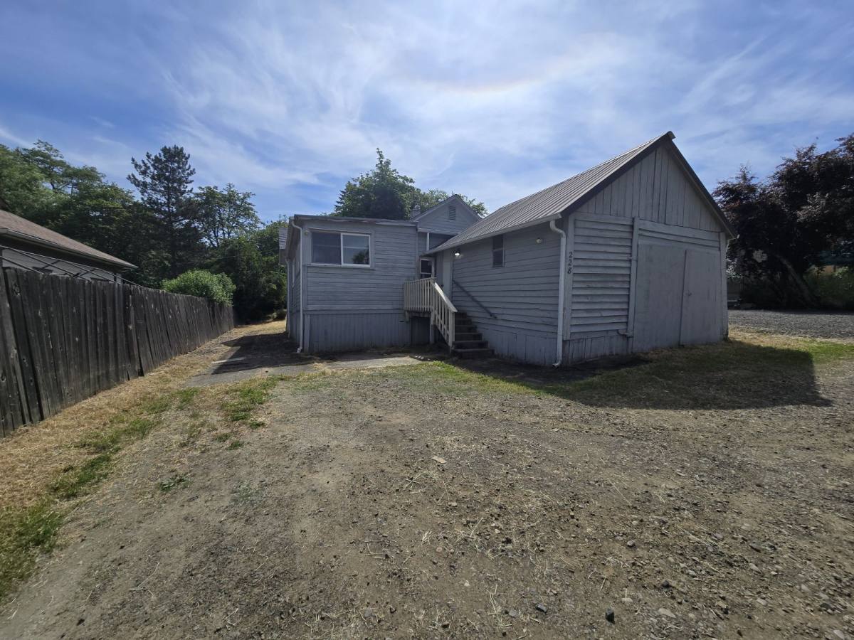 House for rent at 228 SE Pitzer St, Roseburg, OR 97470
