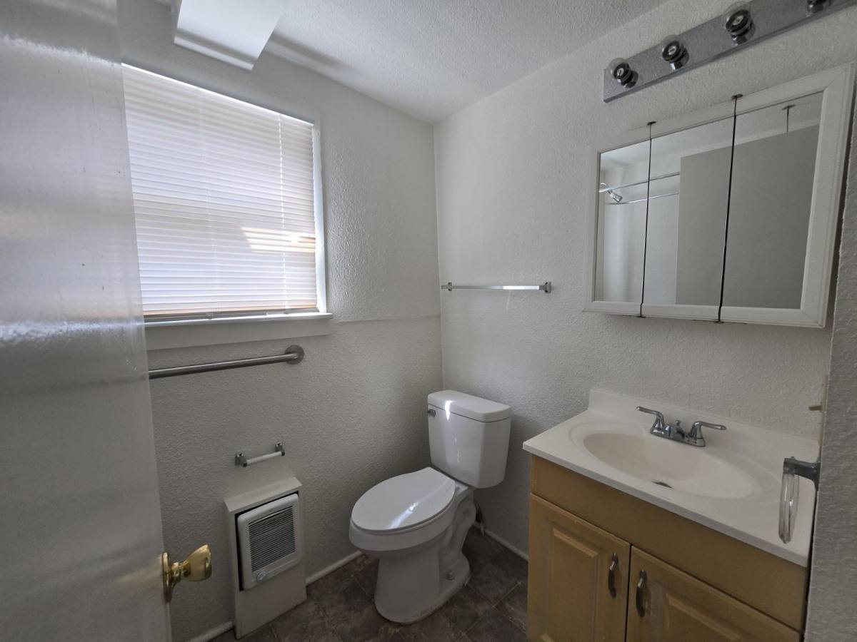 House for rent at 228 SE Pitzer St, Roseburg, OR 97470