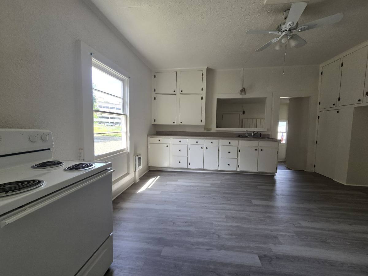 House for rent at 228 SE Pitzer St, Roseburg, OR 97470