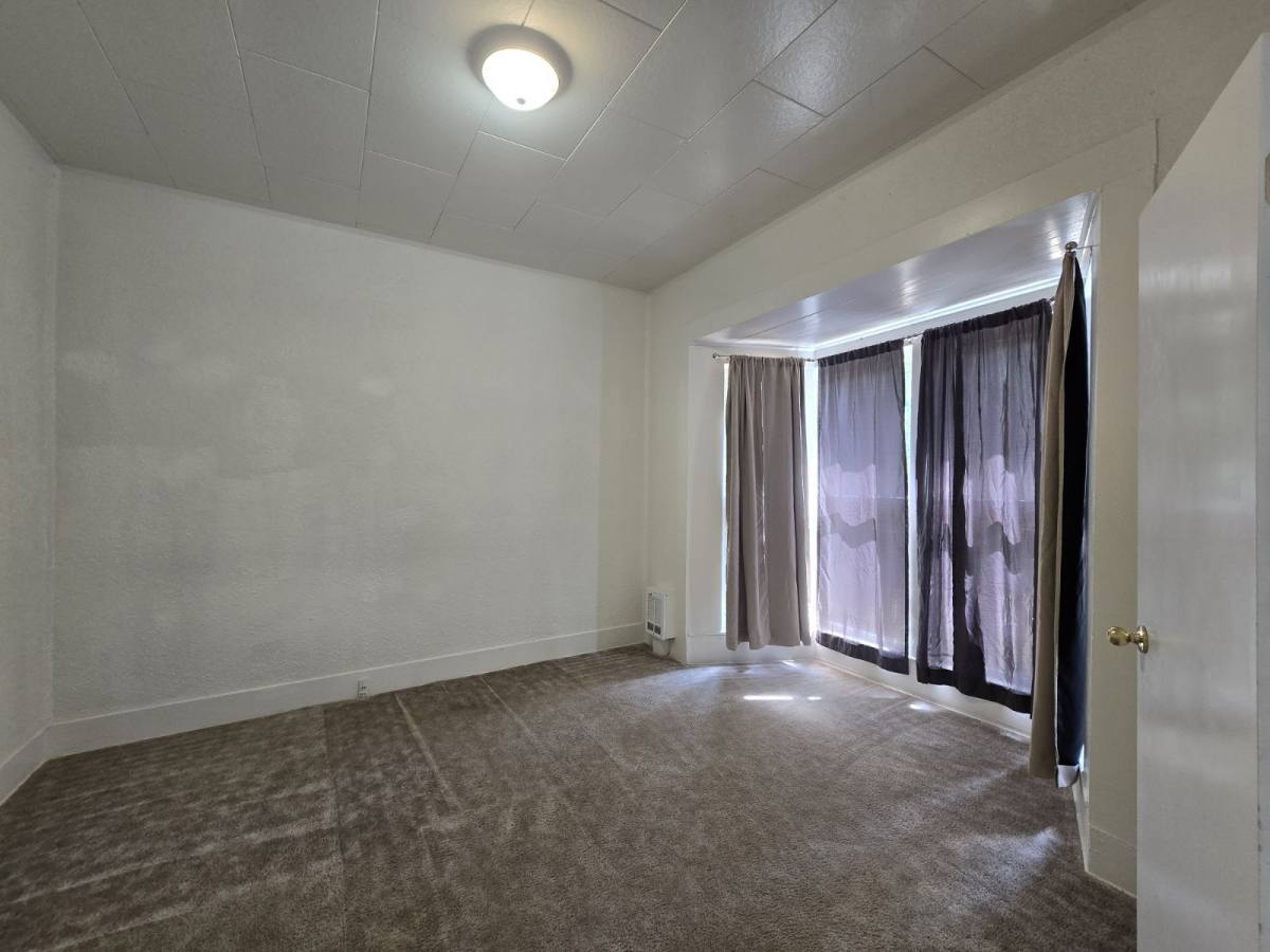 House for rent at 228 SE Pitzer St, Roseburg, OR 97470