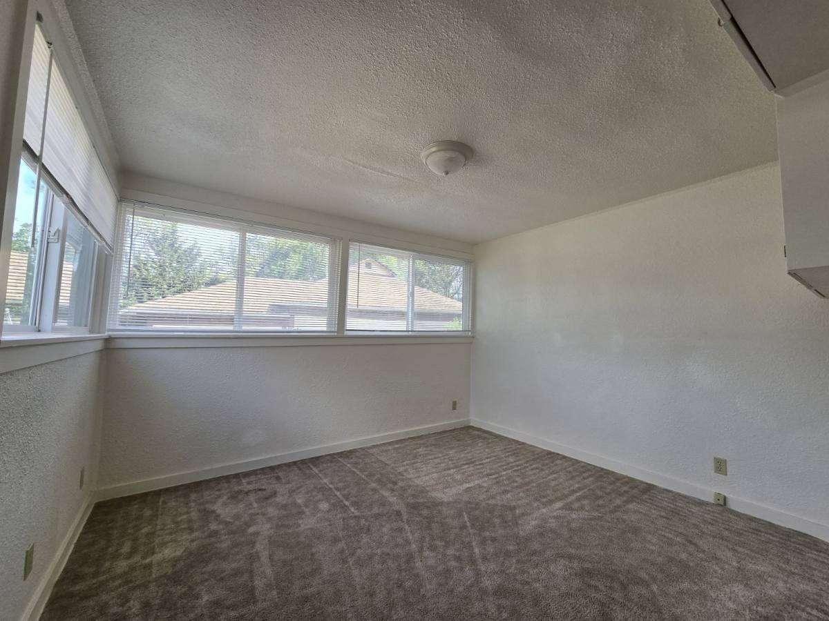House for rent at 228 SE Pitzer St, Roseburg, OR 97470