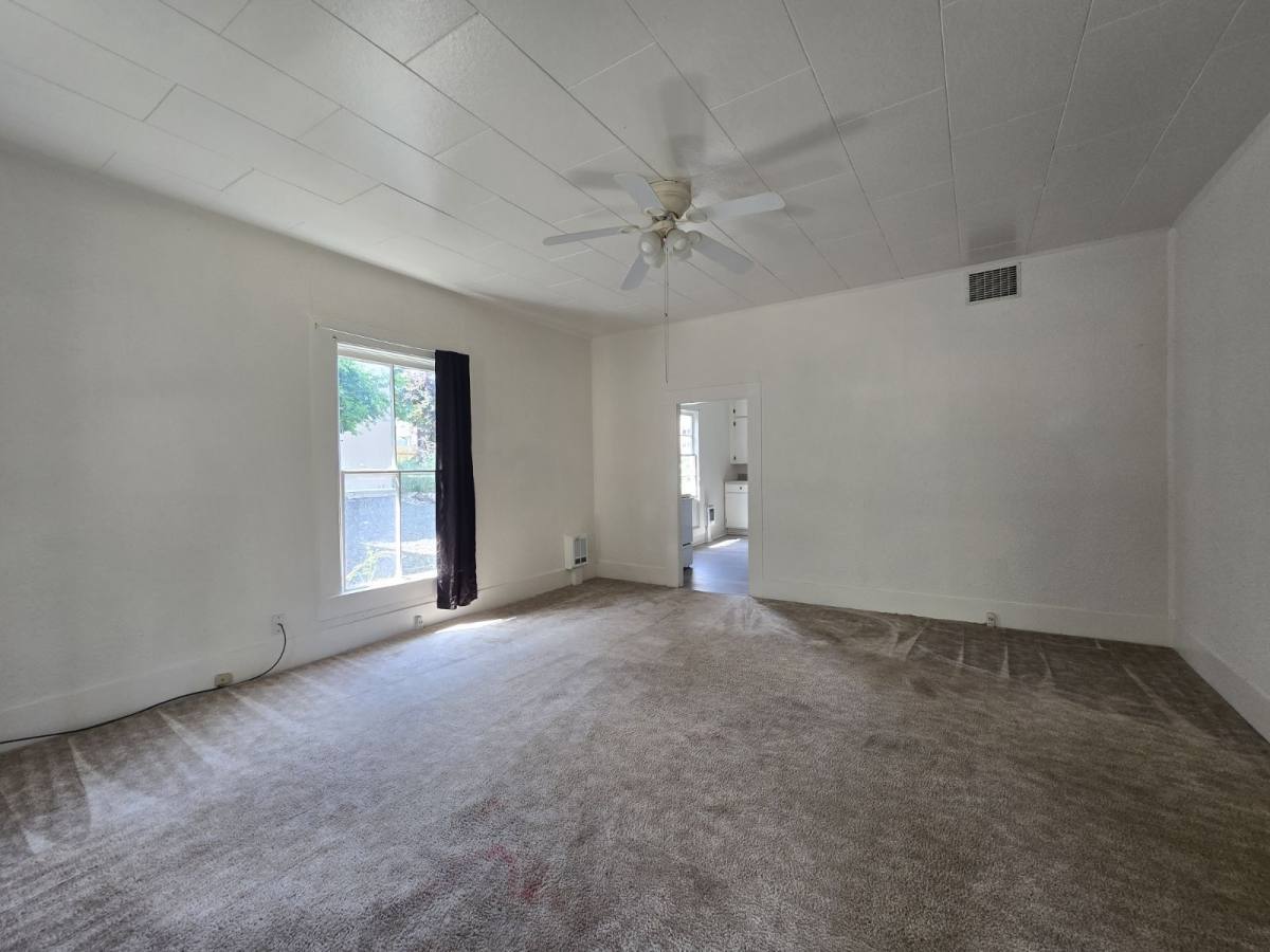 House for rent at 228 SE Pitzer St, Roseburg, OR 97470