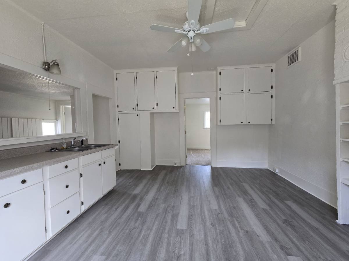 House for rent at 228 SE Pitzer St, Roseburg, OR 97470