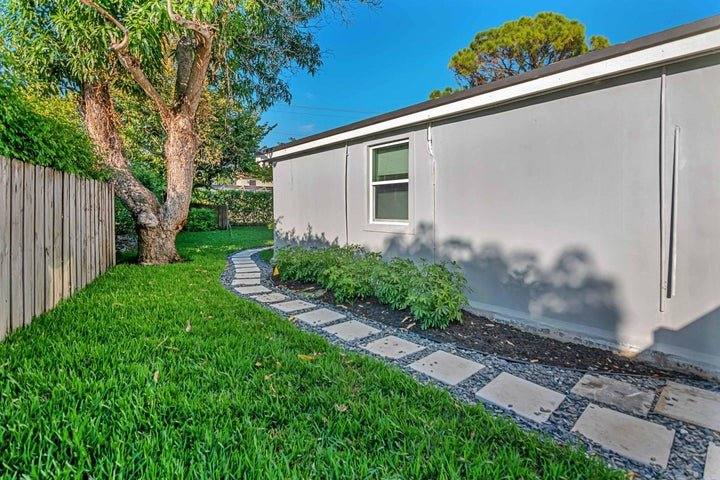 Townhouse for rent at 959 SW 18th St W, Boca Raton, FL 33486