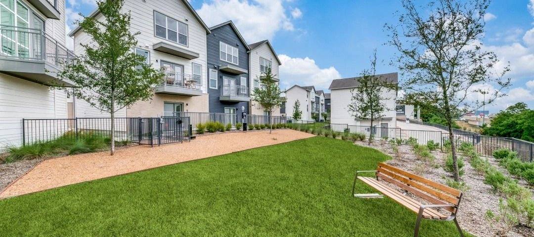 Townhouse for rent at 1000 Fort Worth Ave, Dallas, TX 75208
