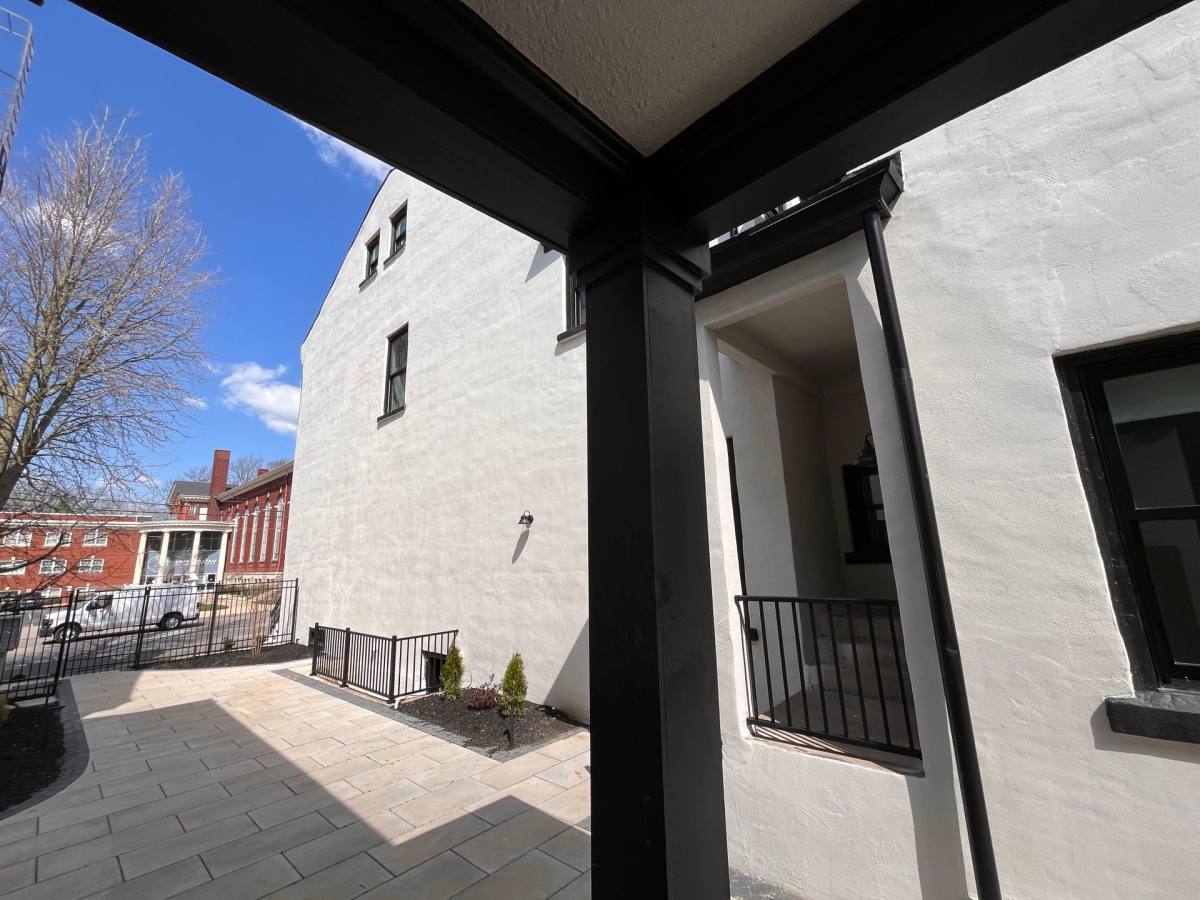 Apartment for rent at 176 N Broadway, Lexington, KY 40507