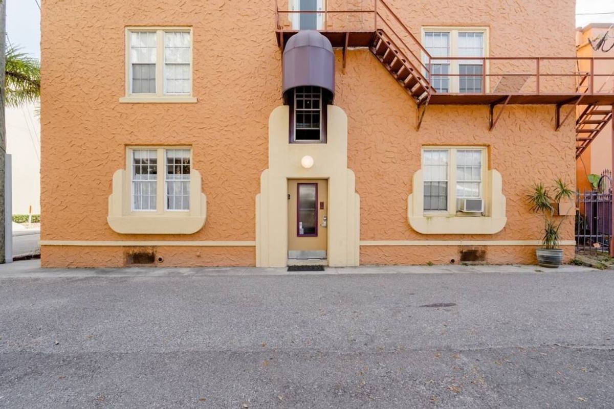 Apartment for rent at 1727 Ringling Blvd, Sarasota, FL 34236