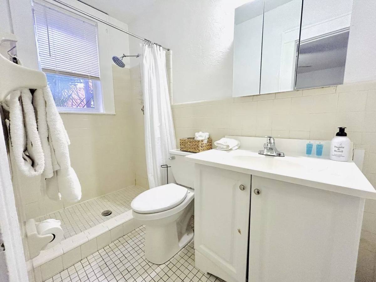 Apartment for rent at 1727 Ringling Blvd, Sarasota, FL 34236