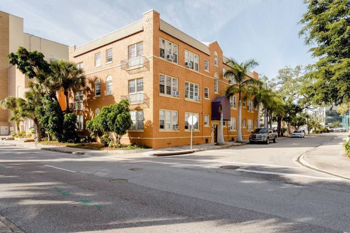 Apartment for rent at 1727 Ringling Blvd, Sarasota, FL 34236
