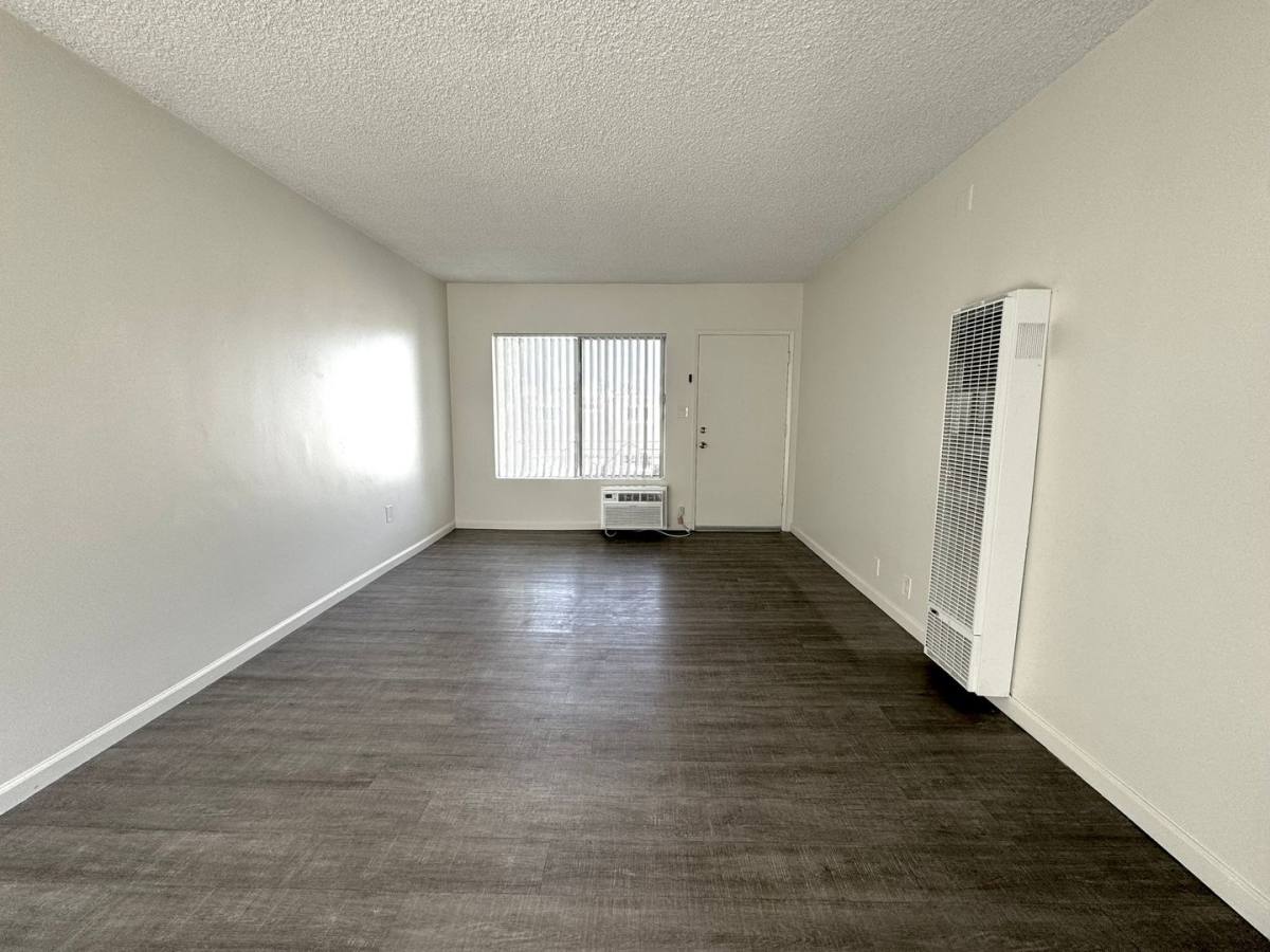 Apartment for rent at 13987 Foothill Blvd, Sylmar, CA 91342