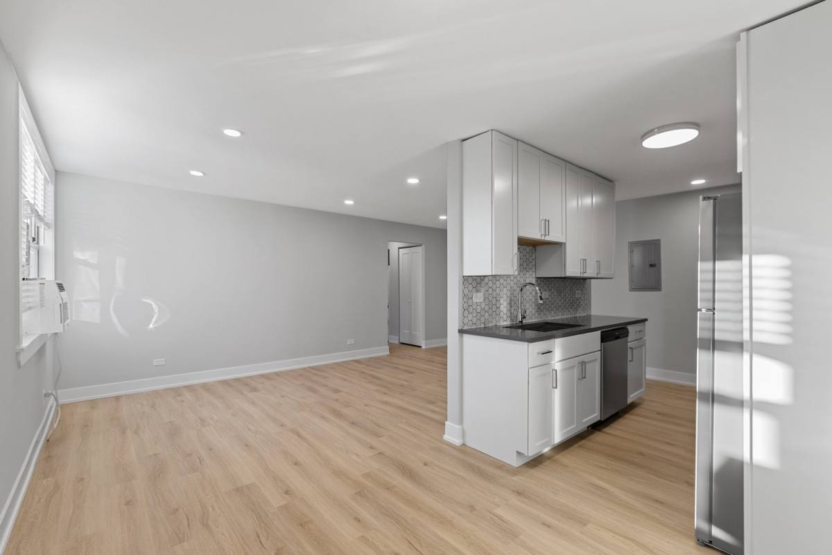 Apartment for rent at 530 W Aldine Ave #410, Chicago, IL 60657