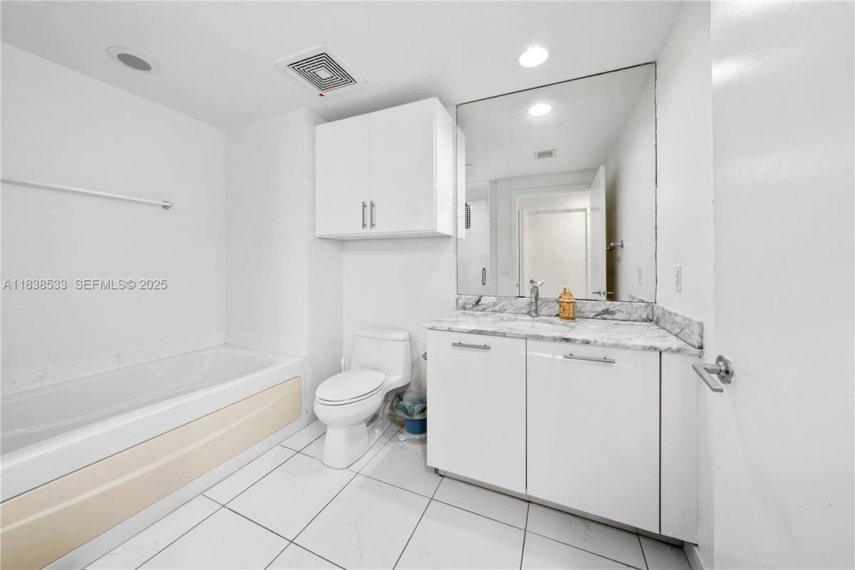 Apartment for rent at 55 SE 6th St #1708, Miami, FL 33131