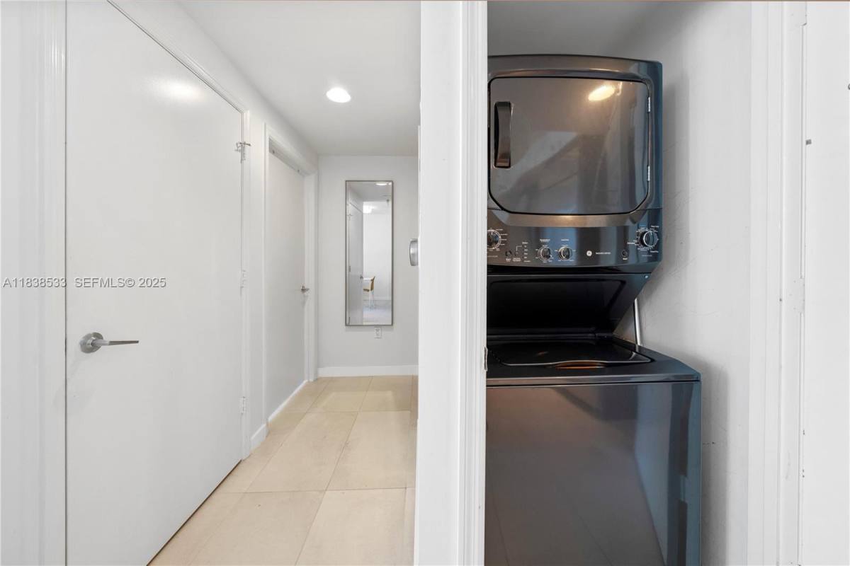 Apartment for rent at 55 SE 6th St #1708, Miami, FL 33131