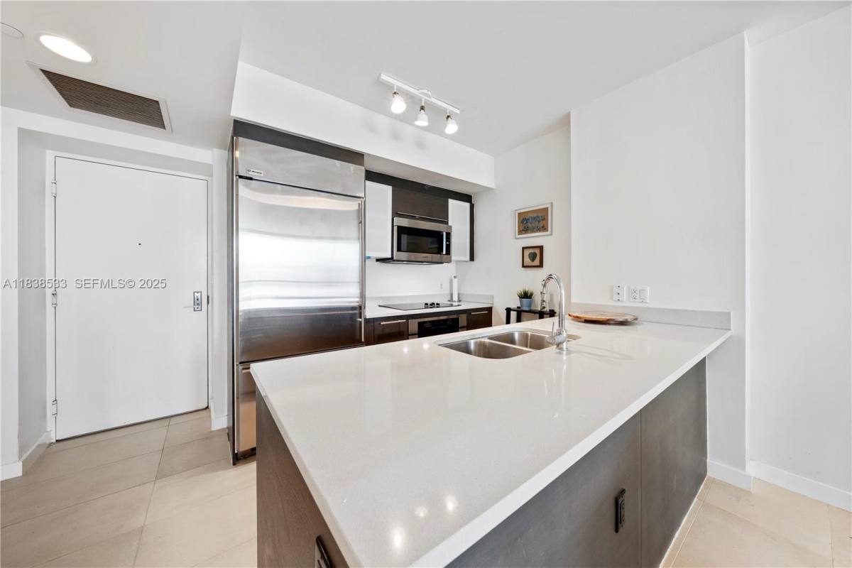 Apartment for rent at 55 SE 6th St #1708, Miami, FL 33131