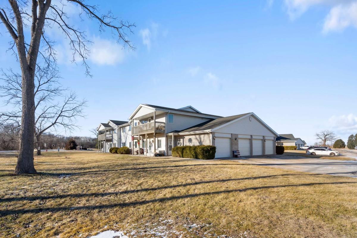 Apartment for rent at 810 Hazel Ridge Rd, Elkhorn, WI 53121