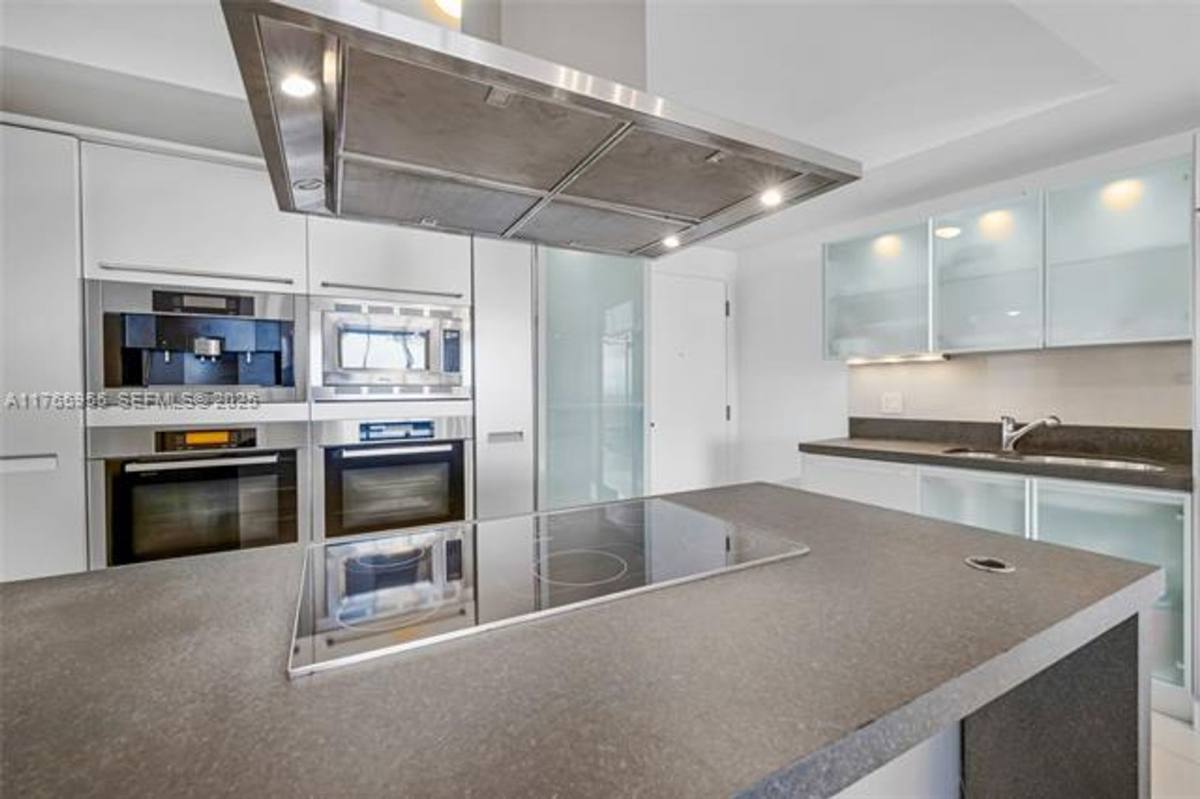 Apartment for rent at 18201 Collins Ave Appt #902, North Miami Beach, FL 33160