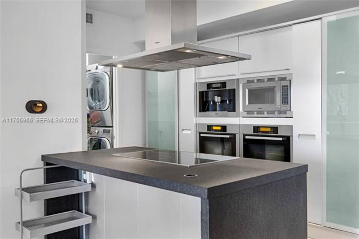 Apartment for rent at 18201 Collins Ave Appt #902, North Miami Beach, FL 33160