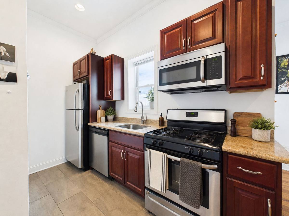 Apartment for rent at 1621 Green St, Philadelphia, PA 19130