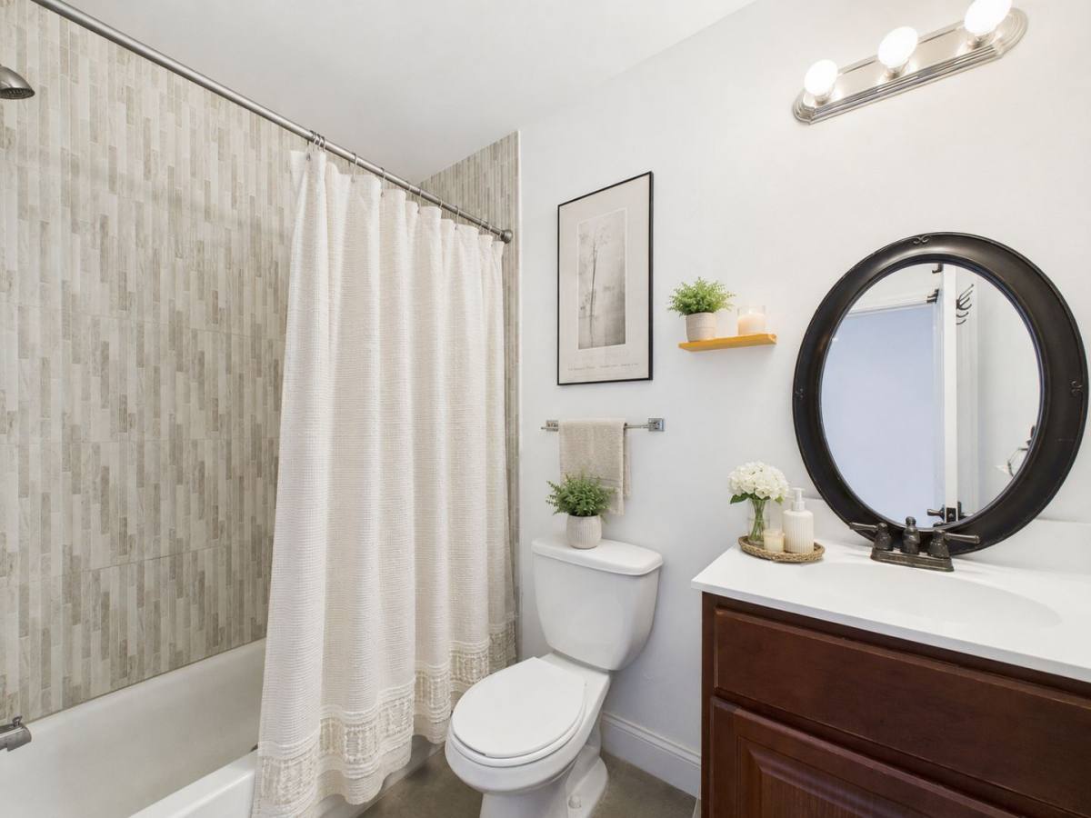 Apartment for rent at 1621 Green St, Philadelphia, PA 19130