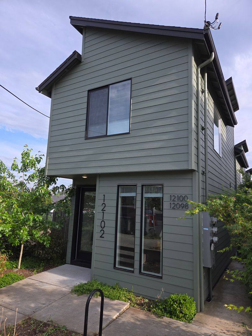 House for rent at 12102 SE Pine St, Portland, OR 97216