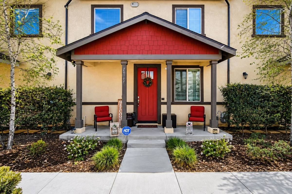Townhouse for rent at 24711 6th St, San Bernardino, CA 92410