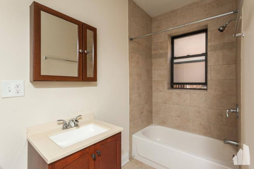 Apartment for rent at 622 W Cornelia Ave, Chicago, IL 60657