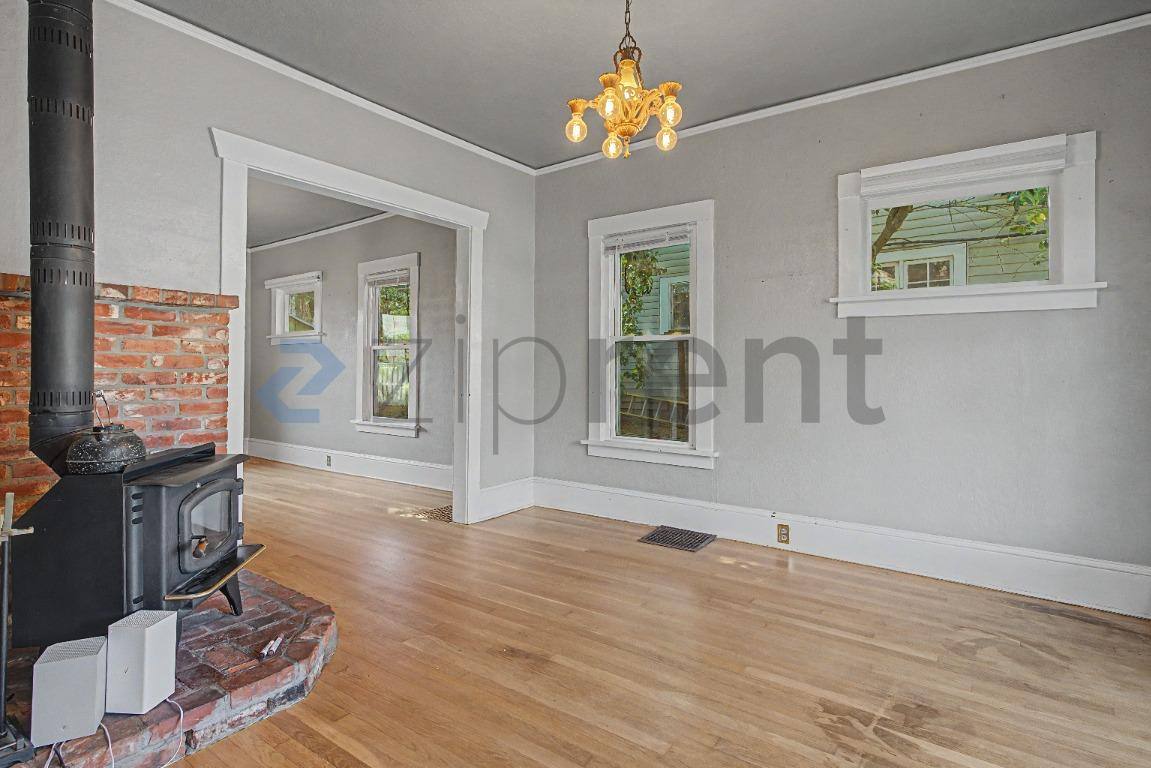 House for rent at 8612 SW 20th Ave, Portland, OR 97219