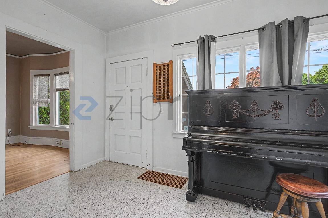 House for rent at 8612 SW 20th Ave, Portland, OR 97219