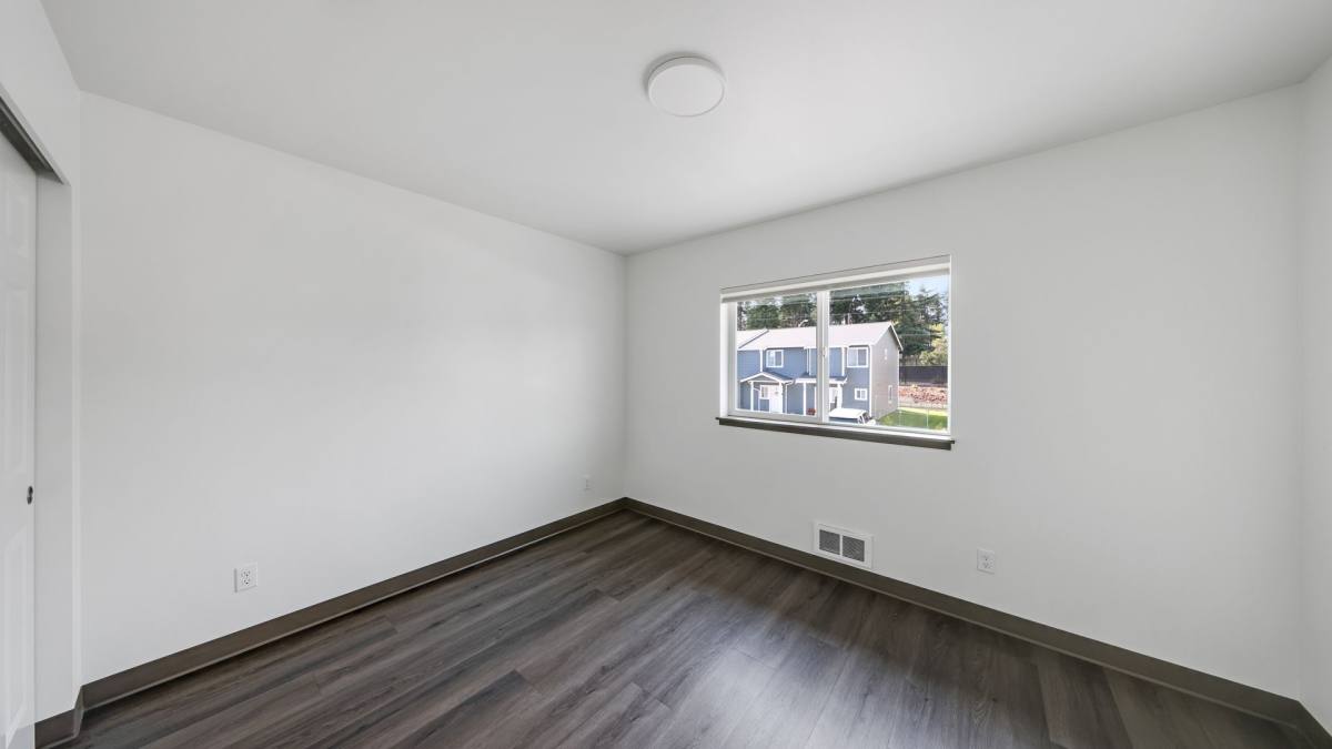 Townhouse for rent at 120 NE 10th Ave, Oak Harbor, WA 98277