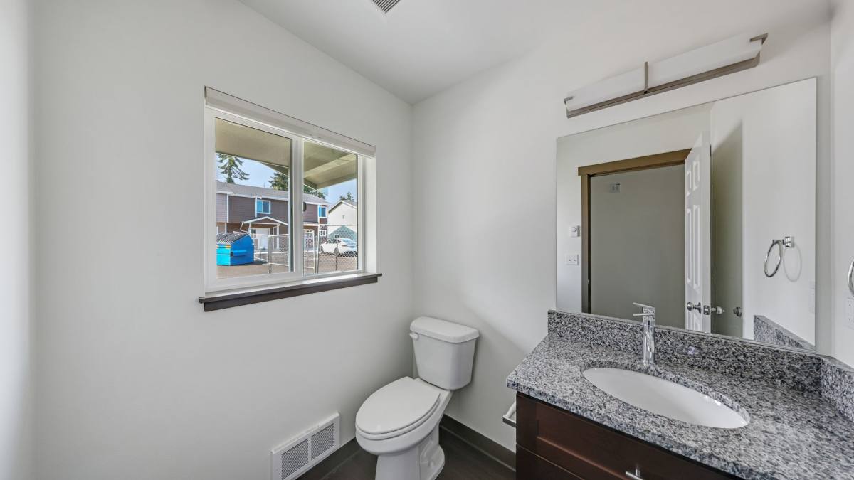 Townhouse for rent at 120 NE 10th Ave, Oak Harbor, WA 98277