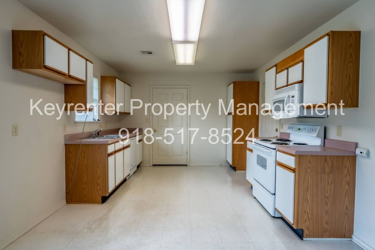 Townhouse for rent at 218 S 19th St, Collinsville, OK 74021