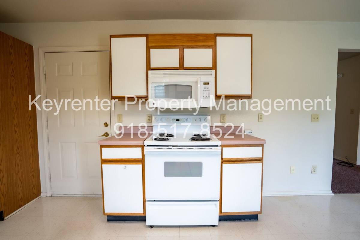 Townhouse for rent at 218 S 19th St, Collinsville, OK 74021