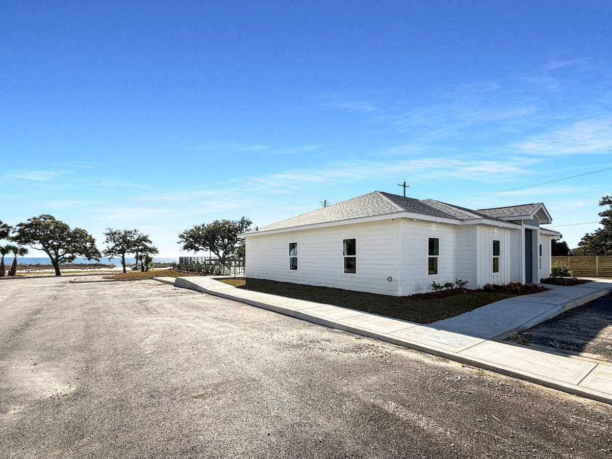 Apartment for rent at 2068 Beach Blvd, Biloxi, MS 39531