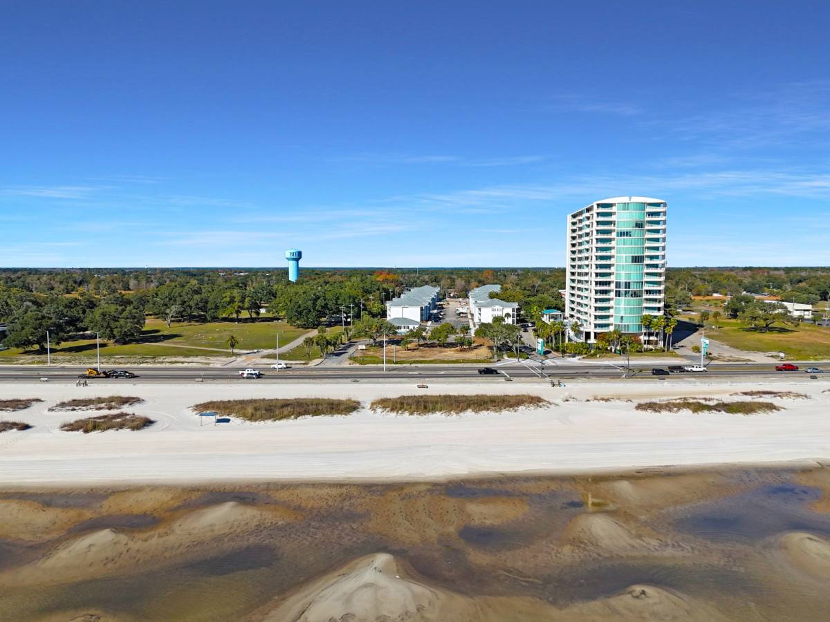 Apartment for rent at 2068 Beach Blvd, Biloxi, MS 39531