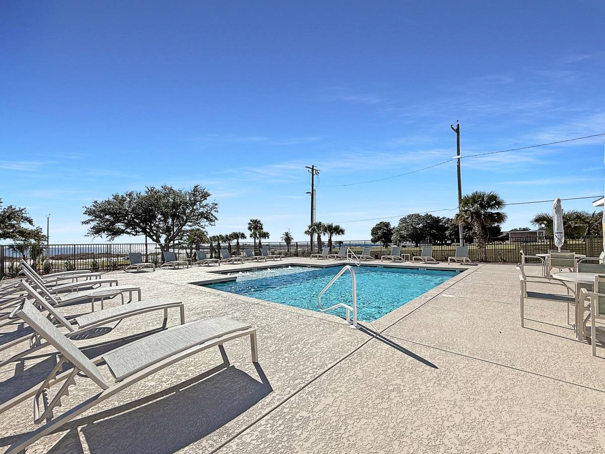 Apartment for rent at 2068 Beach Blvd, Biloxi, MS 39531