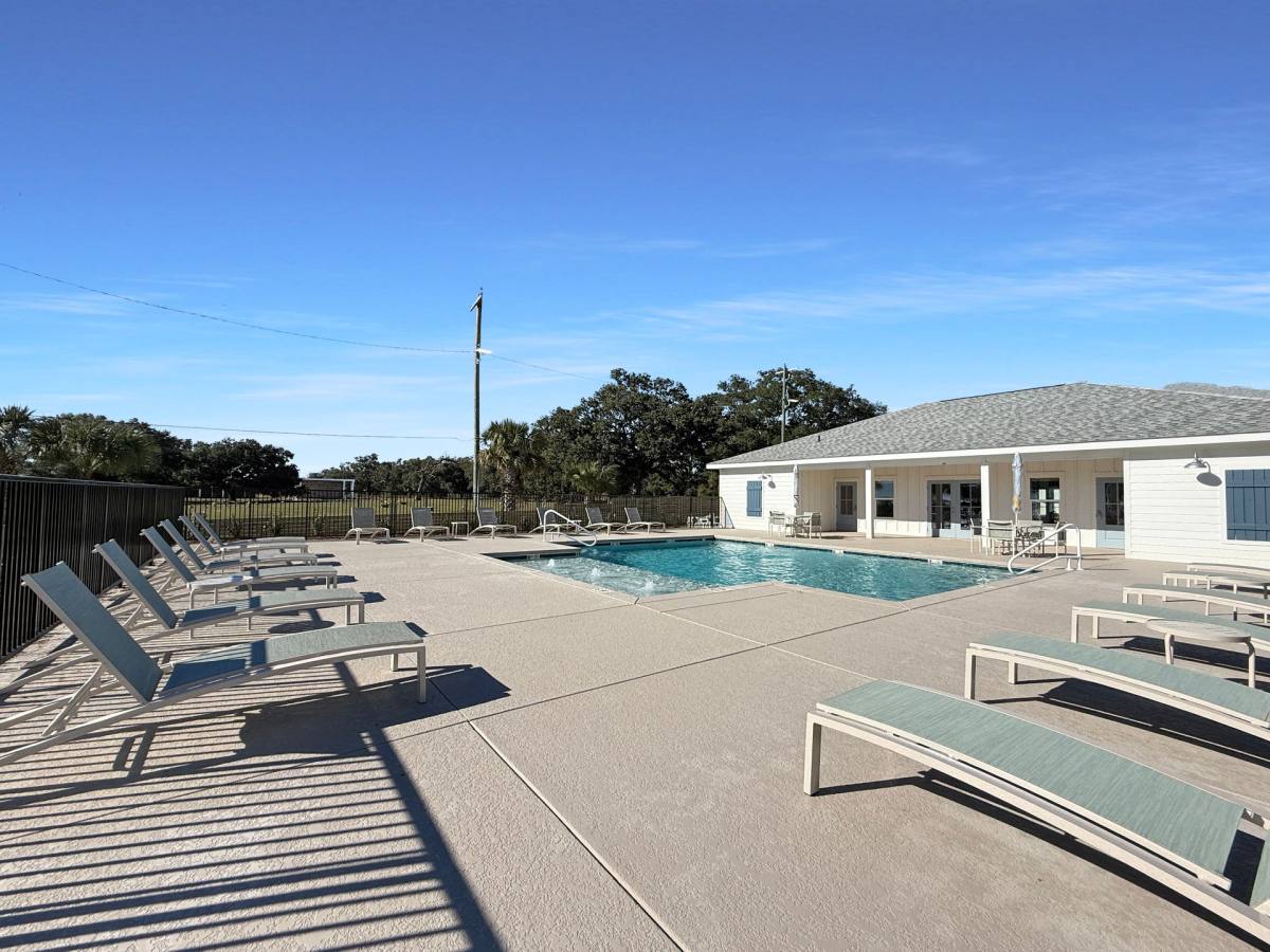Apartment for rent at 2068 Beach Blvd, Biloxi, MS 39531