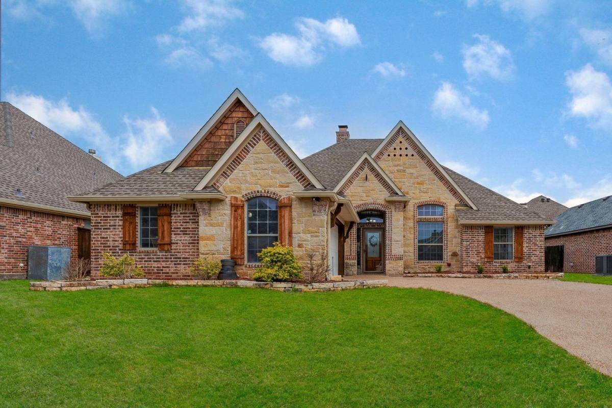 House for rent at 104 Olympic Dr, Aledo, TX 76008
