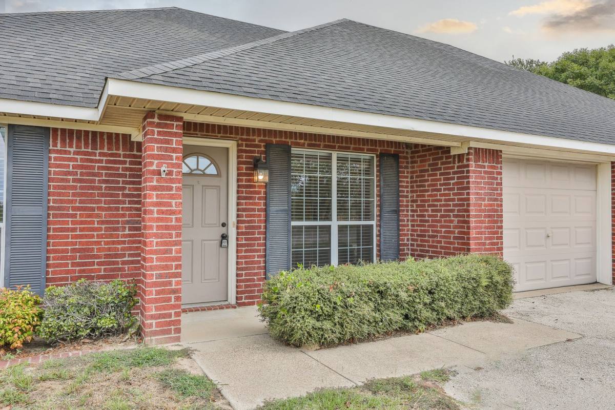 Townhouse for rent at 12466 Cr, Lindale, TX 75771