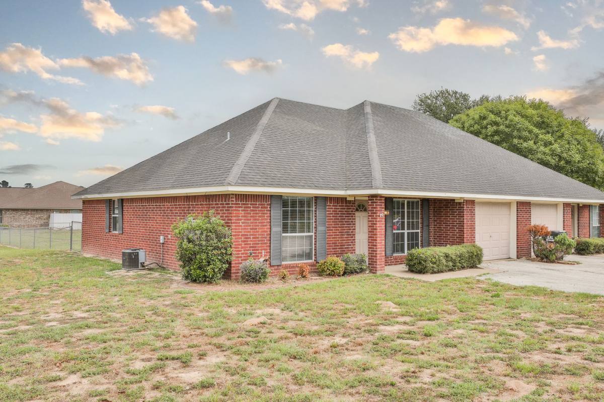Townhouse for rent at 12466 Cr, Lindale, TX 75771
