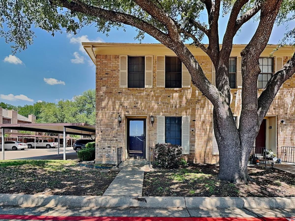 Townhouse for rent at 7334 Kingswood Circle, Fort Worth, TX 76133