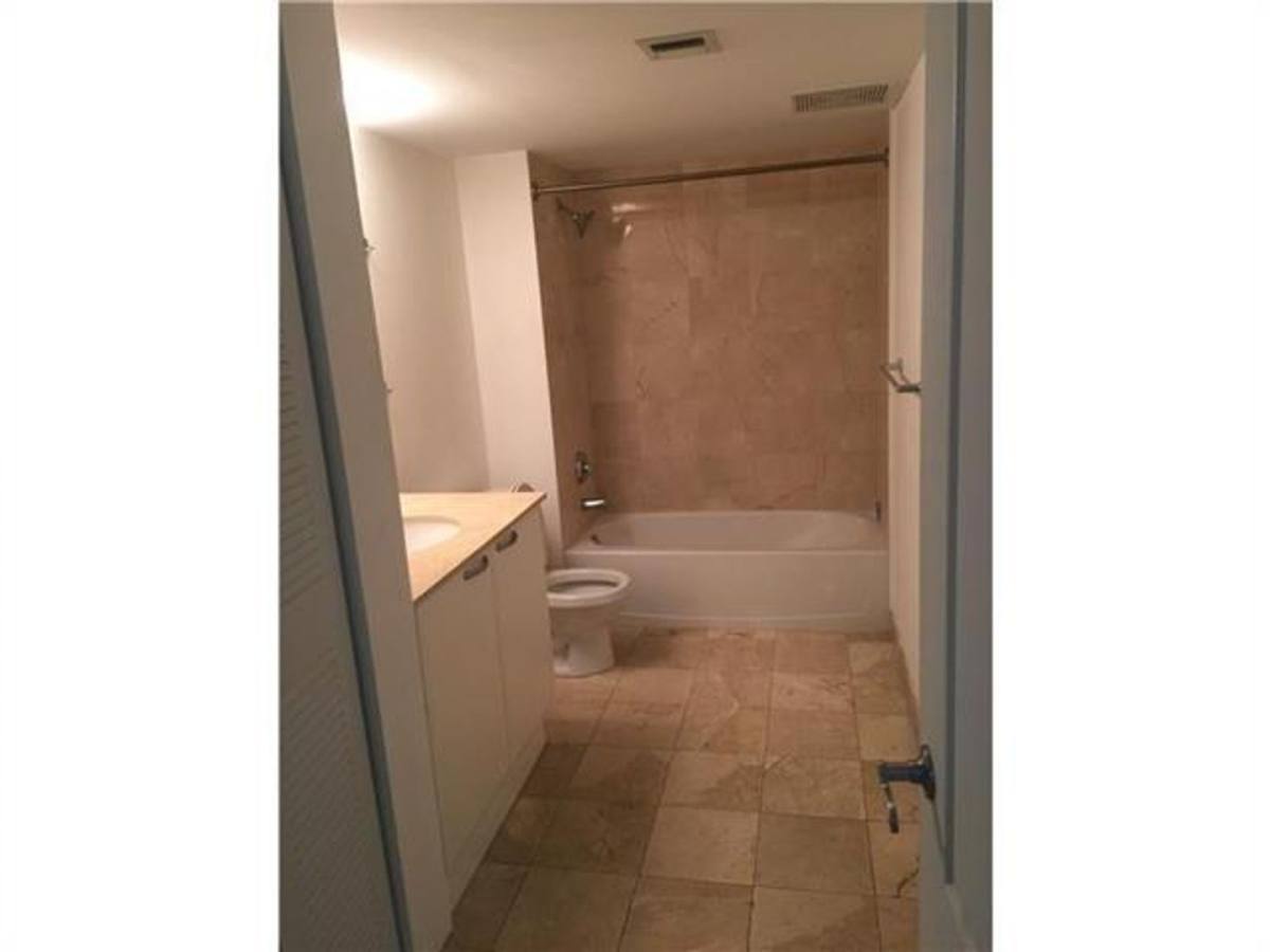Apartment for rent at 2101 Brickell Ave, Miami, FL 33129