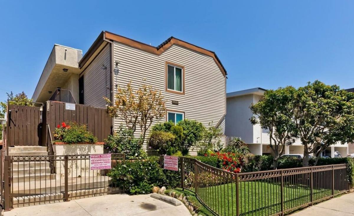 Apartment for rent at 3624 Westwood Blvd, Los Angeles, CA 90034
