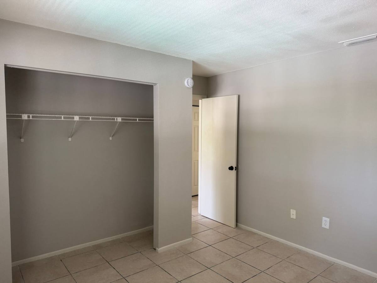 Apartment for rent at 931 33rd Ave W, Bradenton, FL 34205