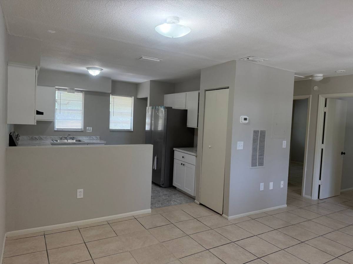 Apartment for rent at 931 33rd Ave W, Bradenton, FL 34205