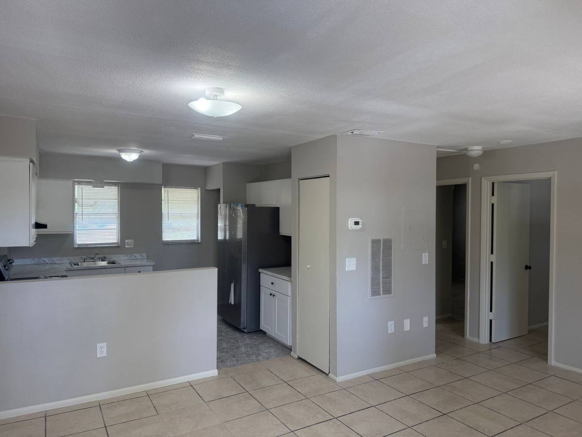 Apartment for rent at 931 33rd Ave W, Bradenton, FL 34205