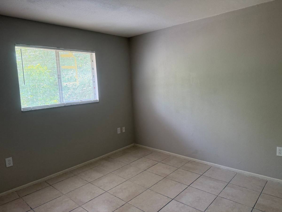 Apartment for rent at 931 33rd Ave W, Bradenton, FL 34205