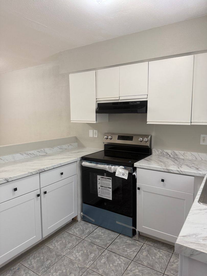 Apartment for rent at 931 33rd Ave W, Bradenton, FL 34205