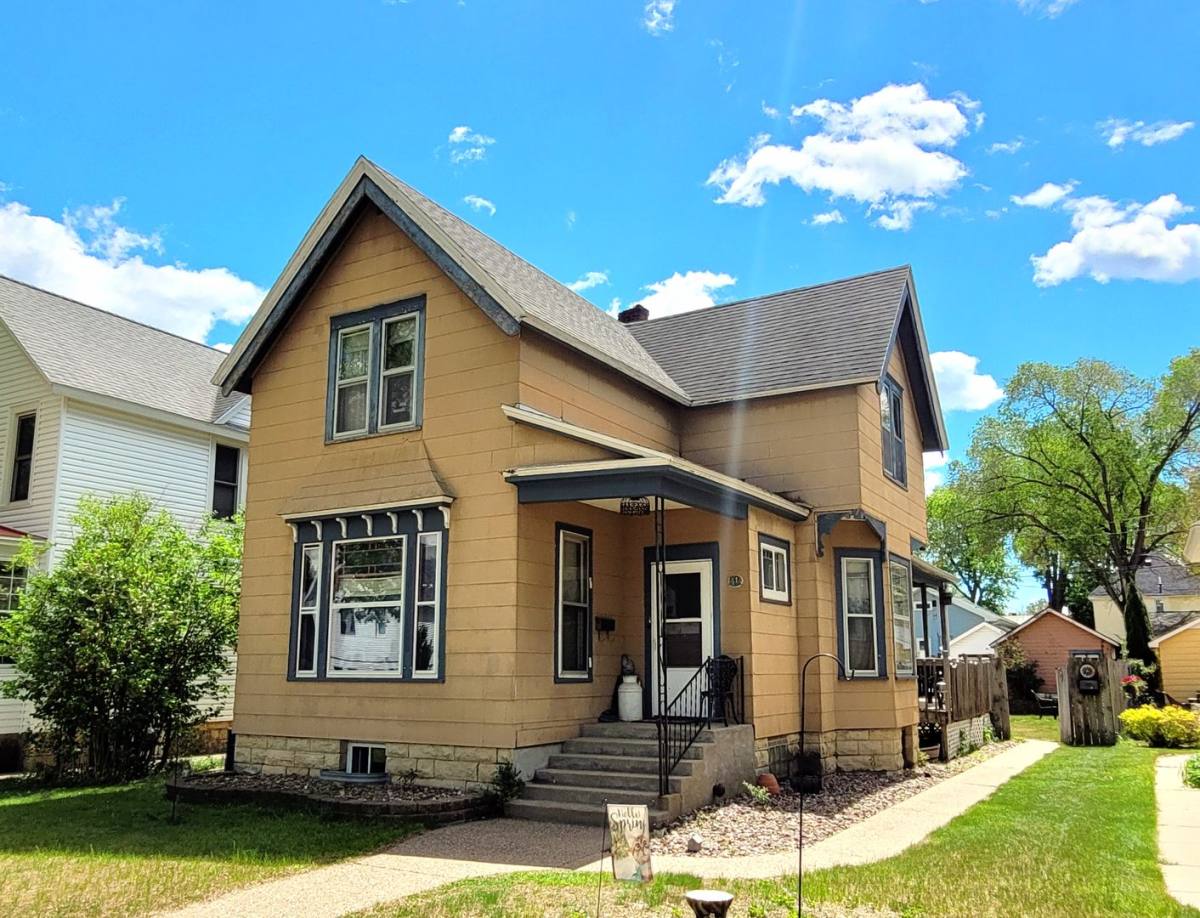 Apartment for rent at 1412 Market St, La Crosse, WI 54601