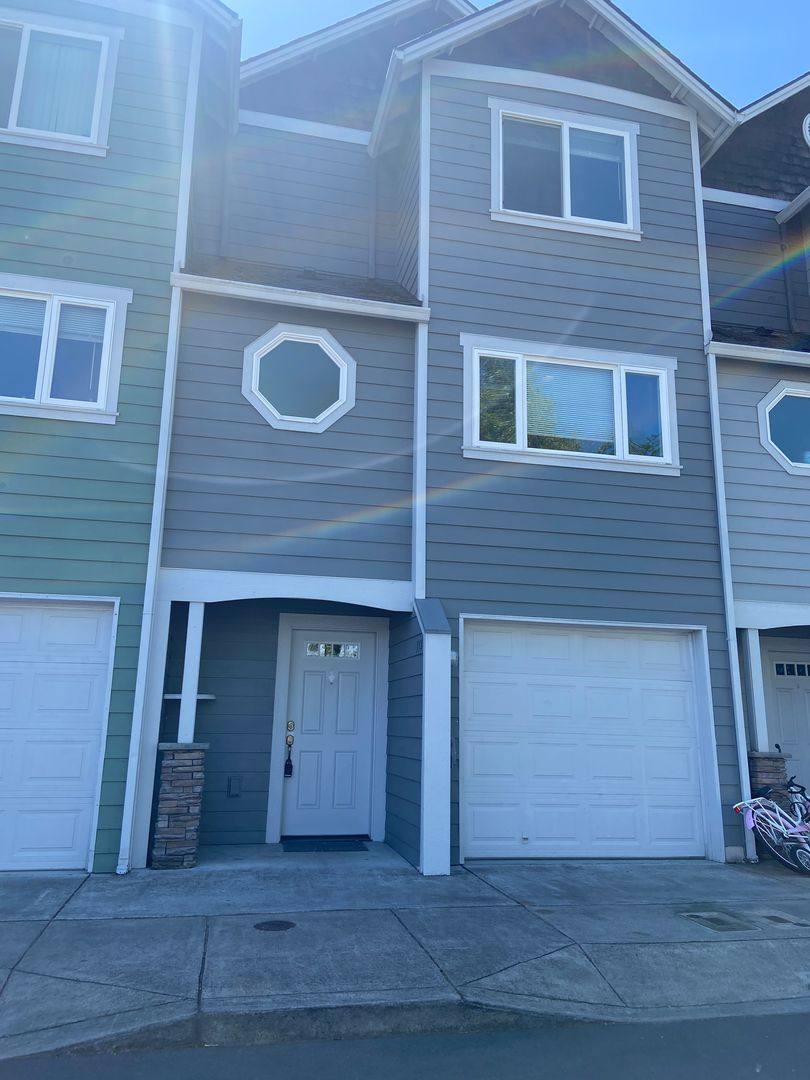 Townhouse for rent at 998 W 8th Place, The Dalles, OR 97058