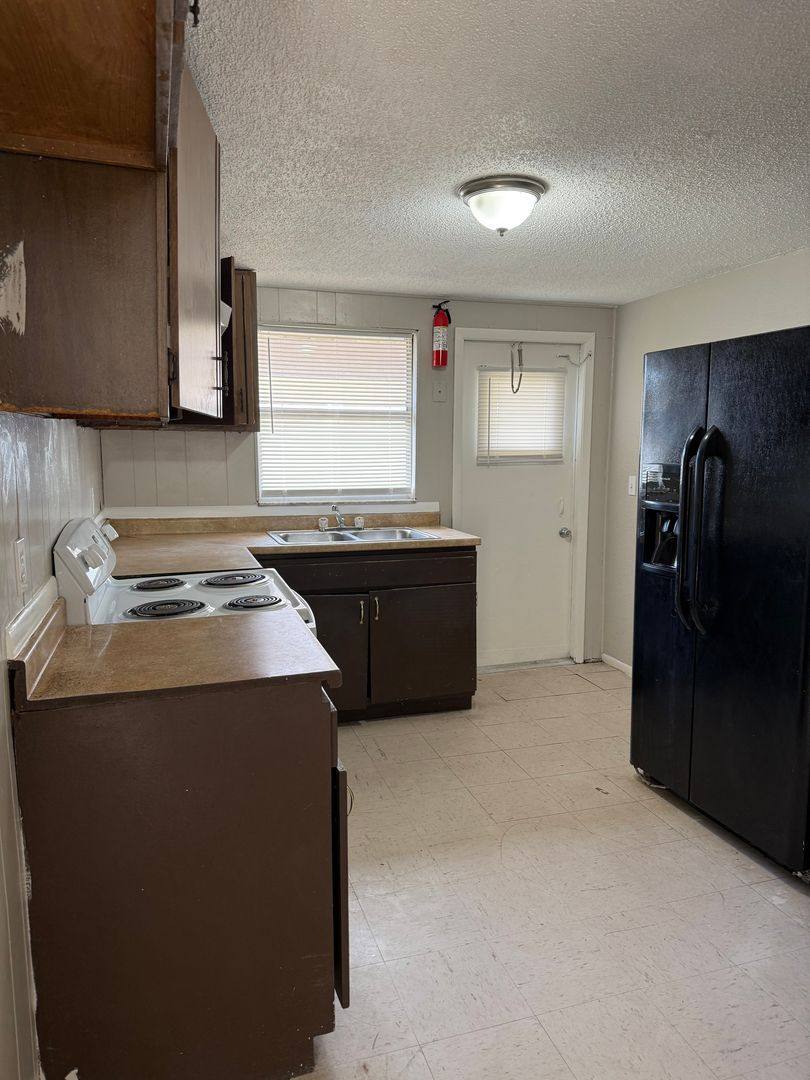 House for rent at 1012 57th Ave Dr E, Bradenton, FL 34203